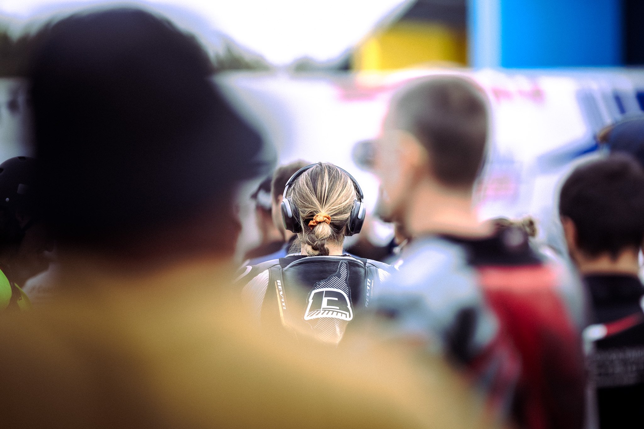 Photographe paddock motorsport - ambiance et concentration d'un pilote avant la course