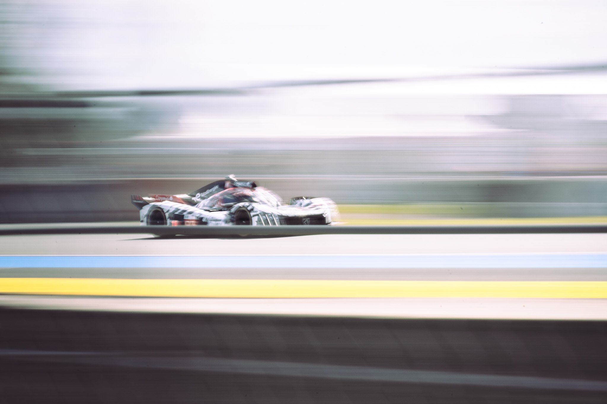 Photographe sport automobile - filé très artistique d'un prototype d'endurance