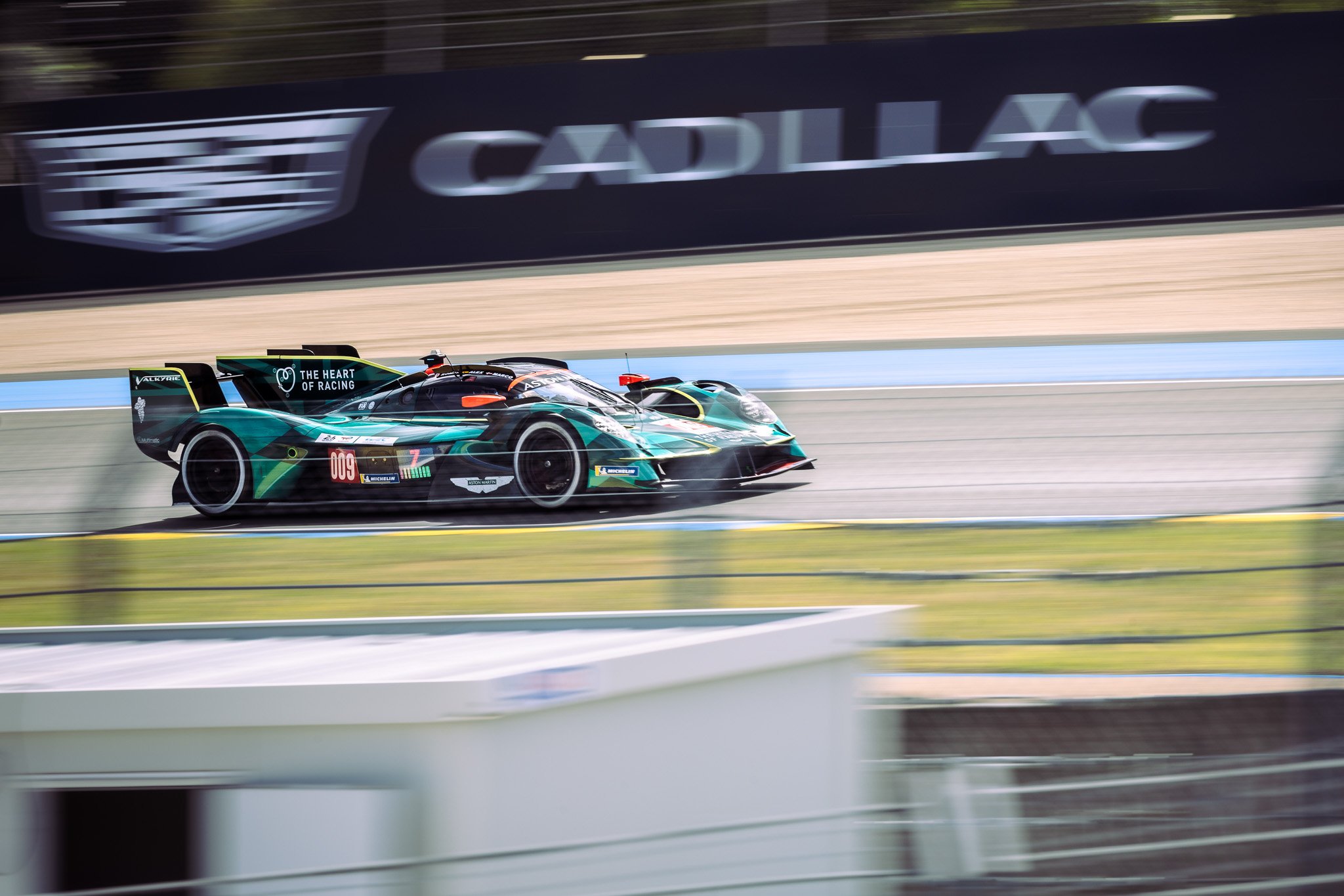 Photographe sponsor sport automobile - Hypercar Aston Martin Valkyrie devant un panneau partenaire